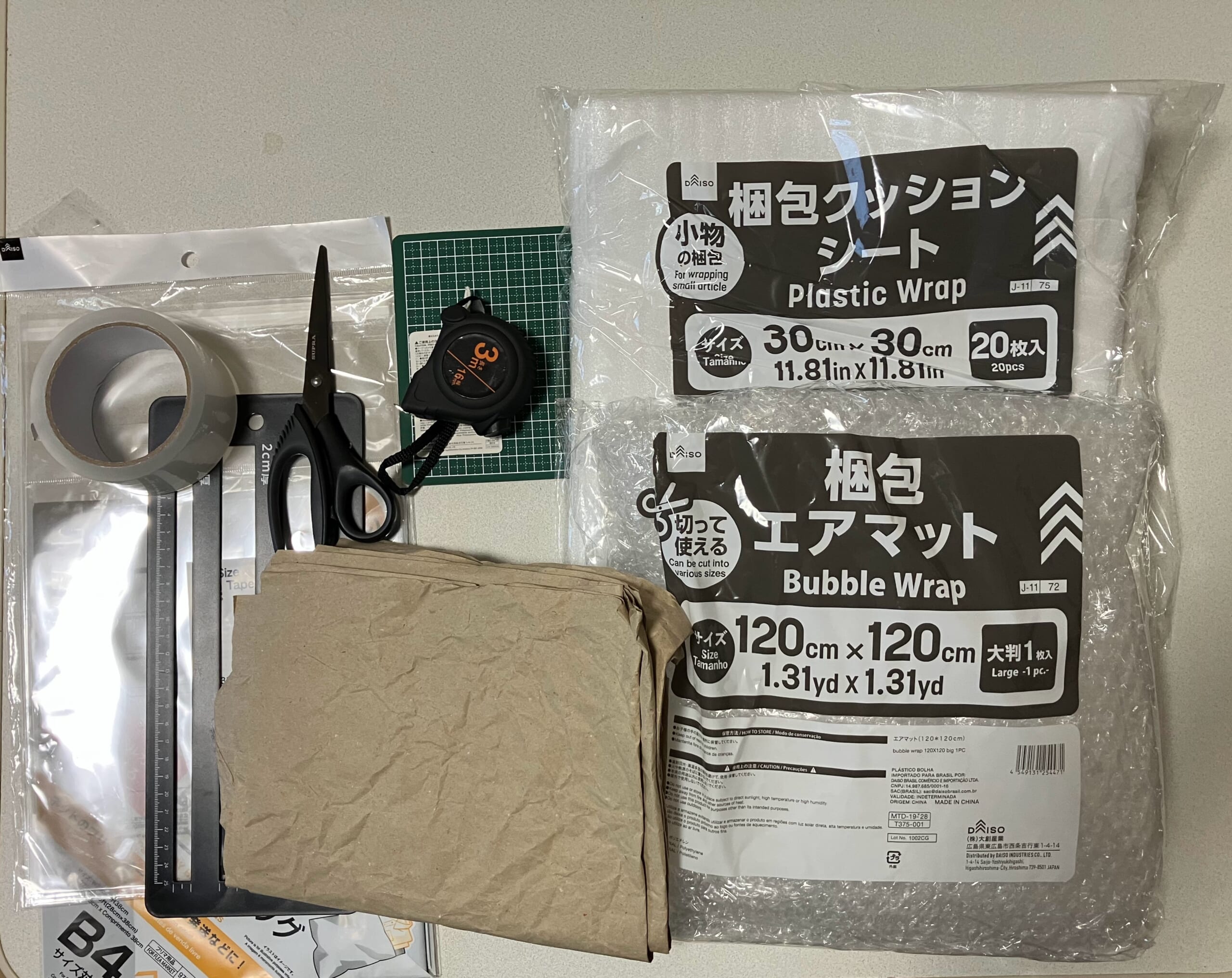 教室で用意した緩衝材や袋、テープ、はさみ、計測道具